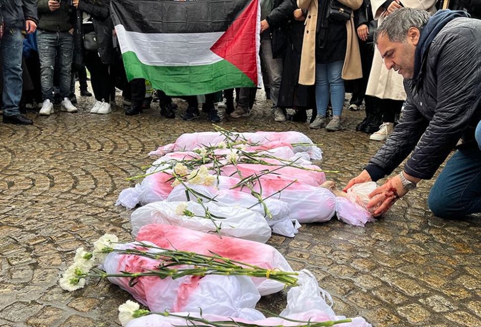 Gazze'deki Çocuk Ölümleri Amsterdam'da Canlandırıldı