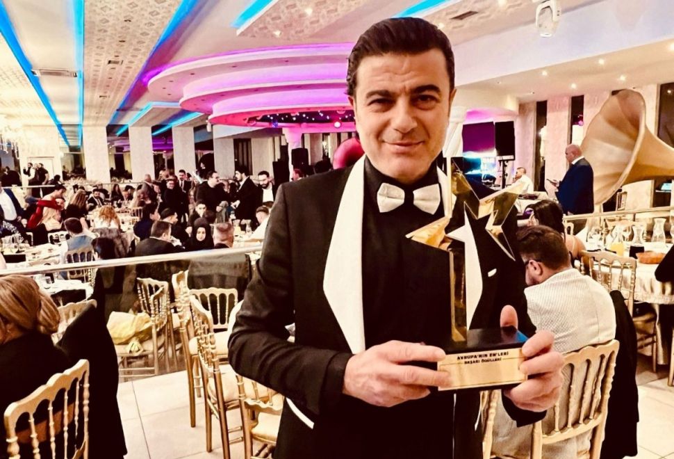 Ünlü Sanatçı Efe Güngör’e ‘Avrupa’nın Enleri Başarı Ödülü’