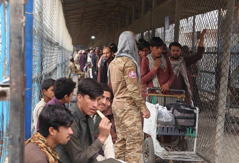 Afganistan-Pakistan Sınırında Ülkelerine Dönen Afgan Göçmenlerin Yoğunluğu Devam Ediyor