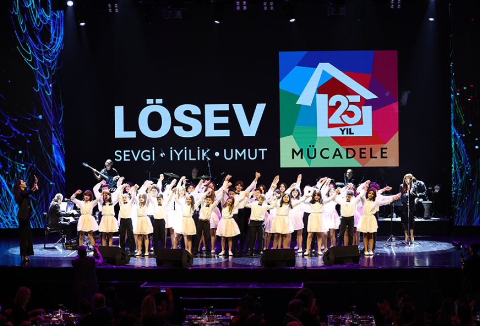 LÖSEV’in 25. Yıl Galasında Nilüfer ve Lösemili Çocuklar Aynı Sahnede