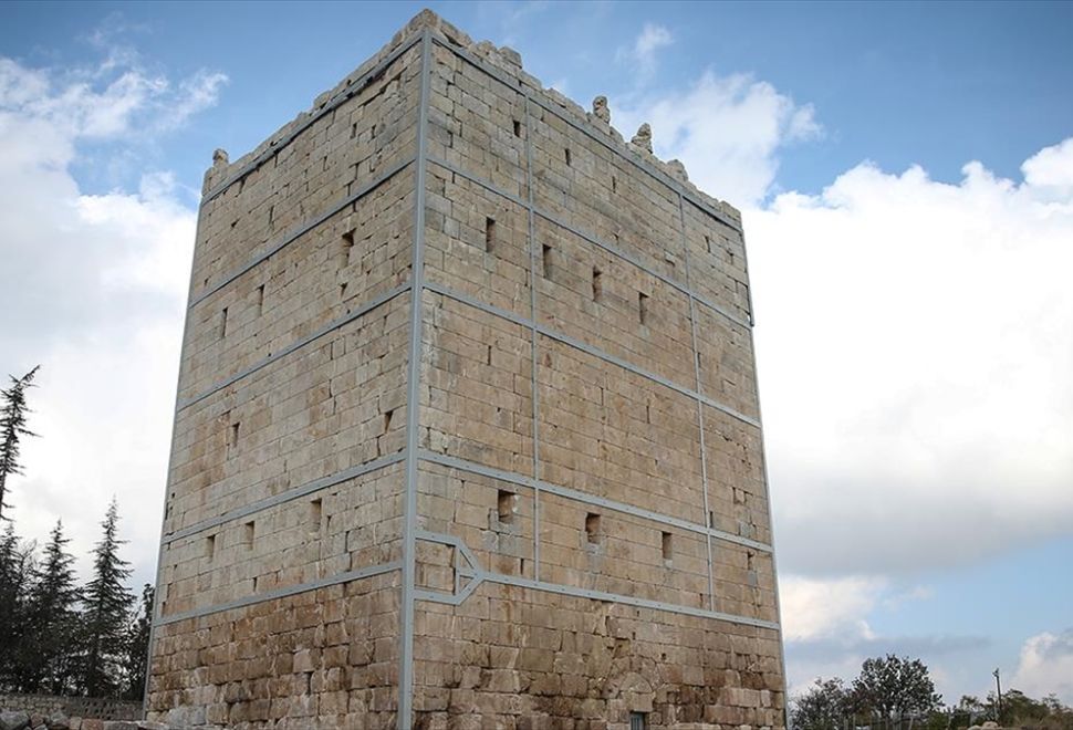 Uzuncaburç Antik Kenti'nde Rahip Kralların Kaldığı 2400 Yıllık Kule Restore Edildi