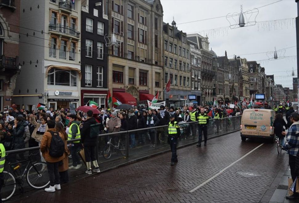 Hollanda'da Yüzlerce Kişi Gazze'de Kalıcı Ateşkes İçin Yürüdü