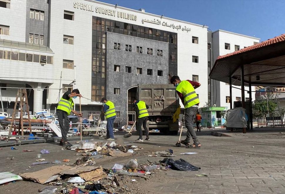 Filistinli Gençler Gazze'deki Şifa Hastanesi'ni Temizlemek İçin Gönüllü Oldu