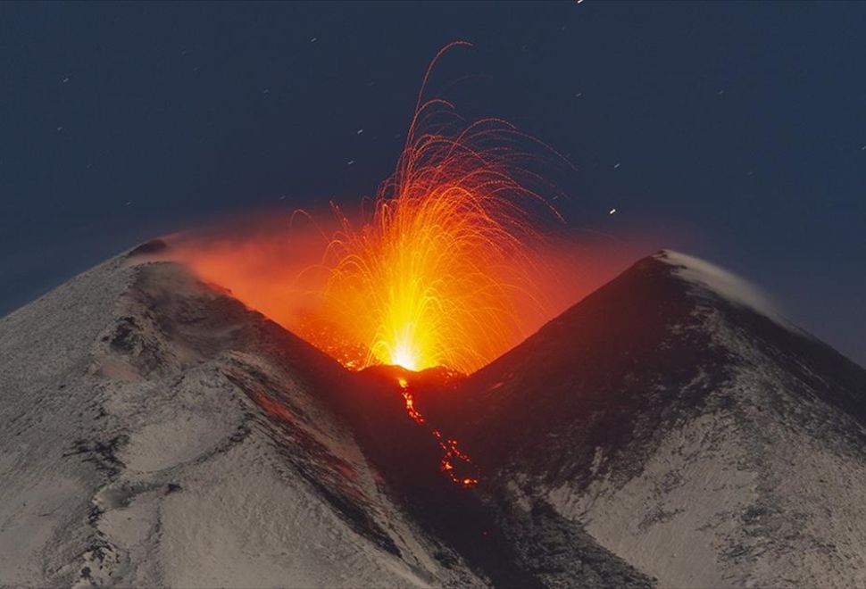 İtalya'da Etna Yanardağı Bir Kez Daha Kül ve Lav Püskürttü
