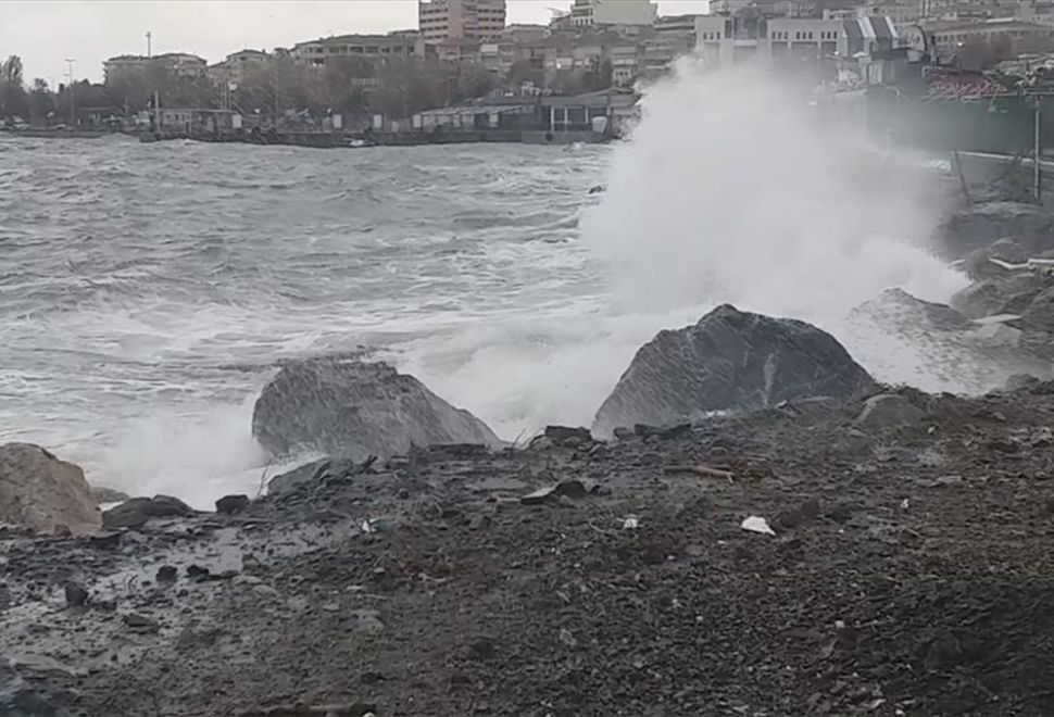 İstanbul'da Fırtına Hayatı Olumsuz Etkiledi