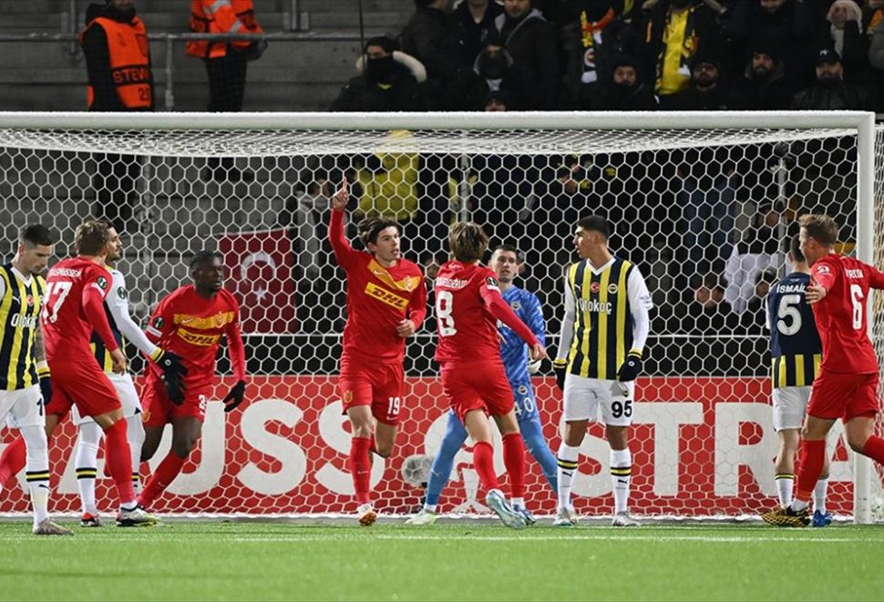 Tarihindeki En Farklı Yenilgilerinden Birini Alan Fenerbahçe'de Düşüş Sürüyor