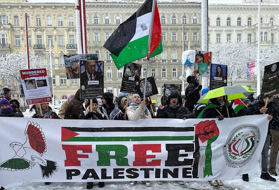 Avusturya'da, İsrail'in Saldırılarını Sürdürdüğü Gazze'de Kalıcı Ateşkes Talebiyle Gösteri Düzenlendi