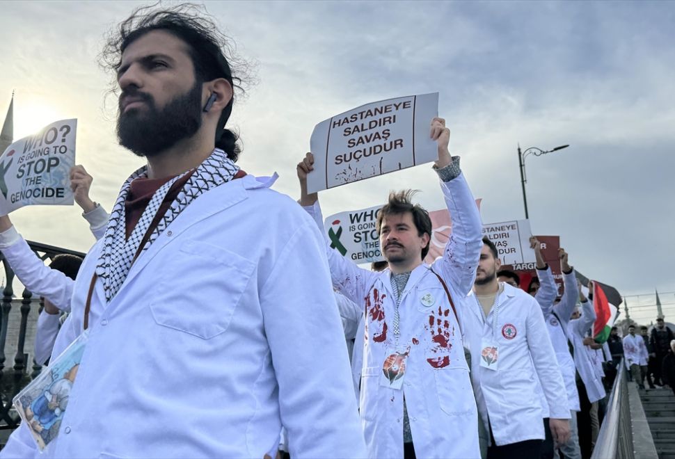 İstanbul'da Hekimler Gazze İçin Sessiz Yürüyüş Düzenledi