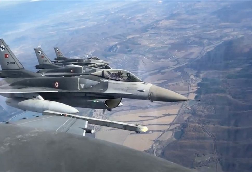 Türk F-16'ları Romanya'da Selamlama Uçuşu Yaptı