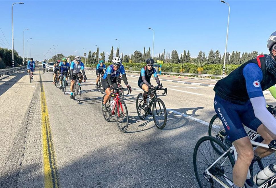 Gazze’ye Saldırılar Sürerken Sınırın İsrail Tarafında İnsanlar Bisiklet Turnuvasına Hazırlanıyor
