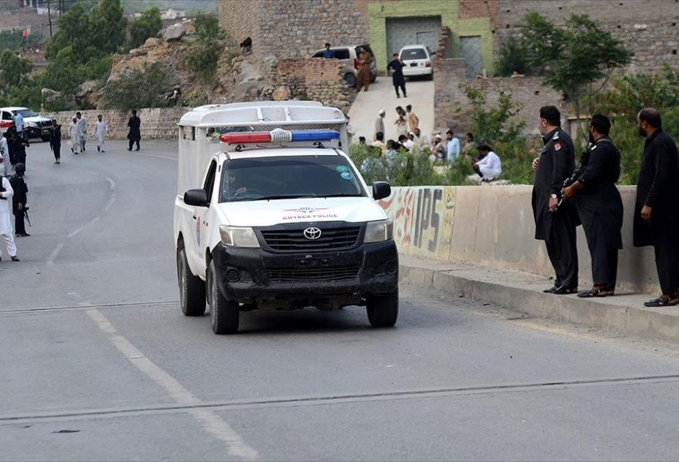Pakistan'da İntihar Saldırısı ve Çatışmalarda 25 Asker Öldü, 27 Militan Etkisizleştirildi