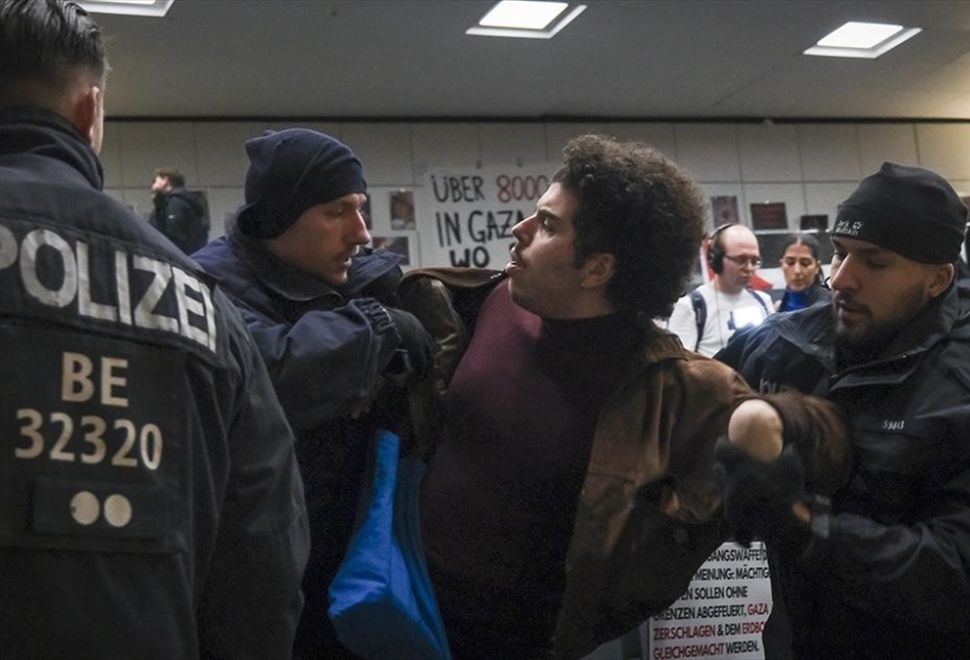 Berlin'de Gazze'deki Soykırımı Protesto Eden Öğrencilere Polis Müdahalesi