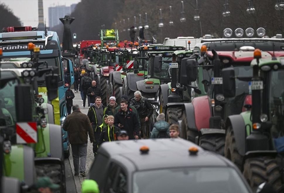 Almanya'da Çiftçiler Hükümetin Dizel İçin Vergi İndirimlerini Azaltma Planını Protesto Etti