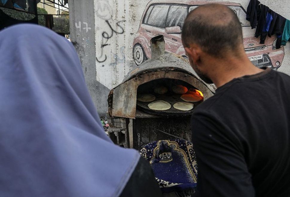 İsrail'in bombardımanı altındaki Gazzeliler, bir ekmek için doktora tezlerini bile yakıyor