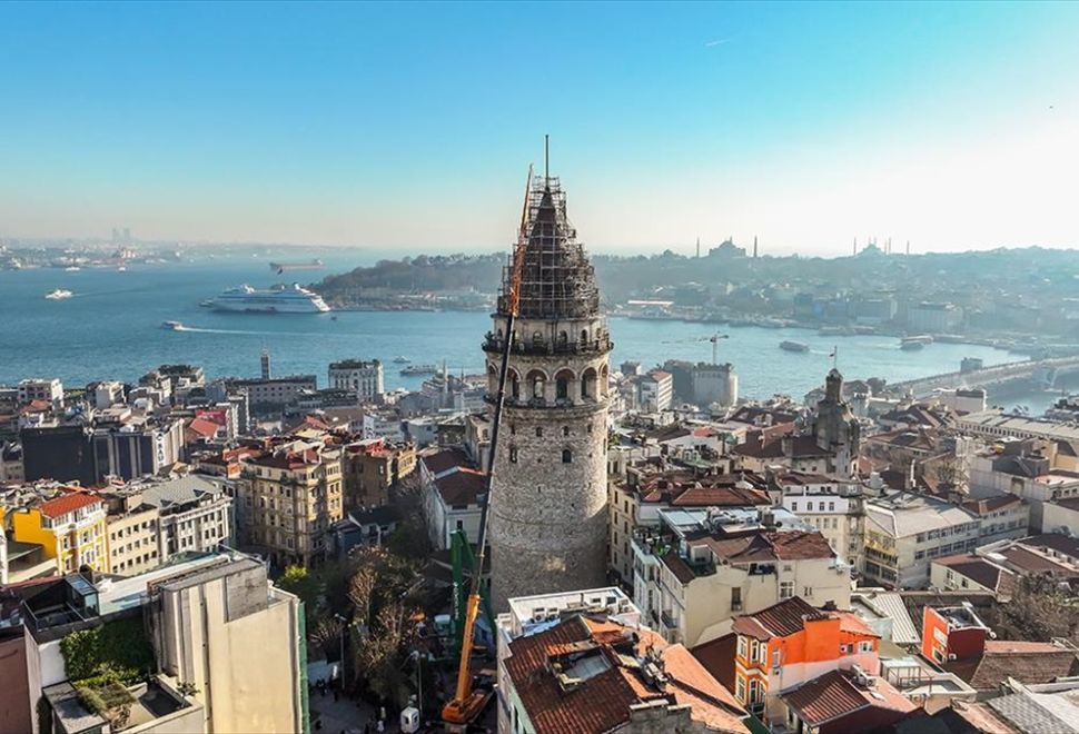 Göçmen Kuşlar İstanbul'a Dönmeden, Galata Kulesi'nin Külahındaki Restorasyon Çalışmaları Tamamlanacak