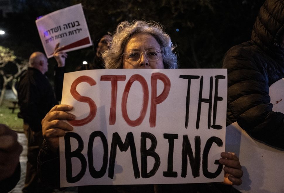 Gazze'deki Katliama Karşı Çıkan İsrailli Aktivistler, Tel Aviv'de Gösteri Düzenledi