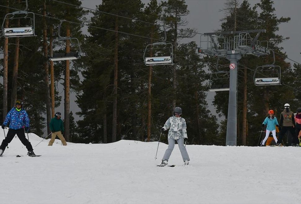 Kar Kalınlığının 60 Santimetreyi Bulduğu Sarıkamış Kayak Merkezi Hareketlendi