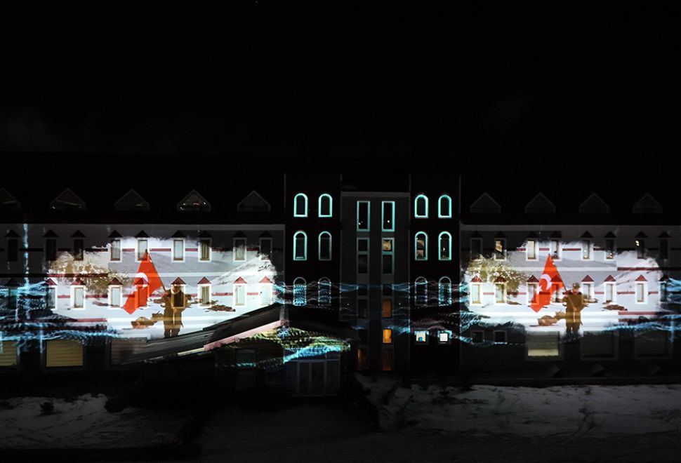 Sarıkamış Şehitleri Anısına Meşaleli Kayak ve 3D Gösterisi Düzenlendi
