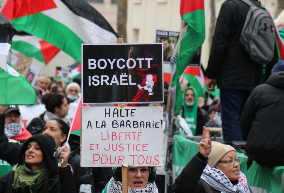 Paris'te, Filistin Destekçileri Gösteri Düzenledi