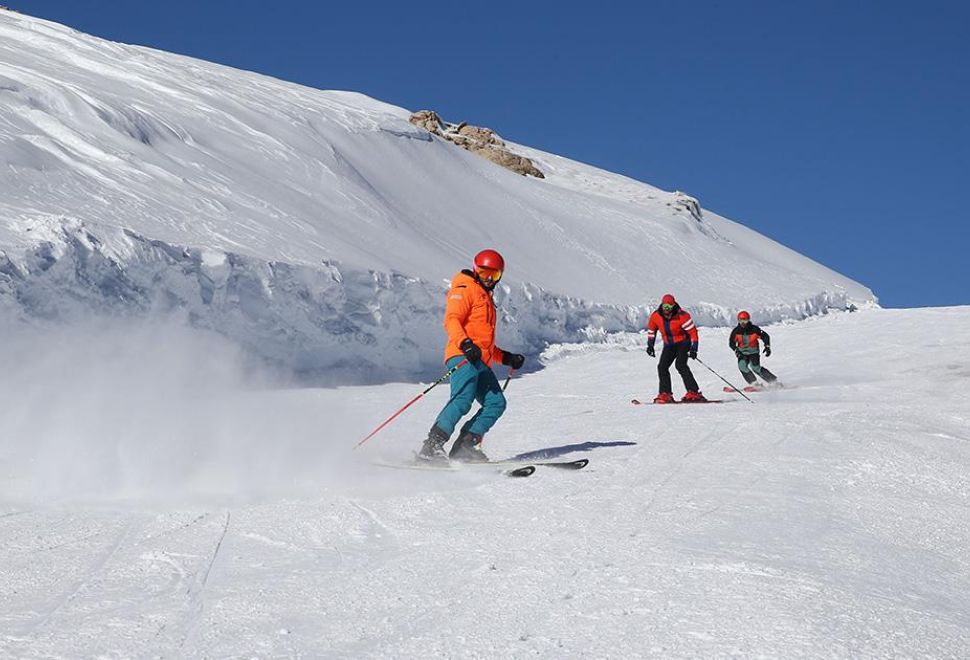 Kayak Tutkunları, Hakkâri’de 2 Bin 800 Rakımda Kayak Keyfi Yaşıyor