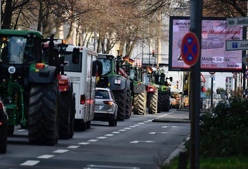 Almanya'da Çiftçiler, Sübvansiyonların Kesilmesini Protesto Ederek Traktörlerle Yolları Kapattı