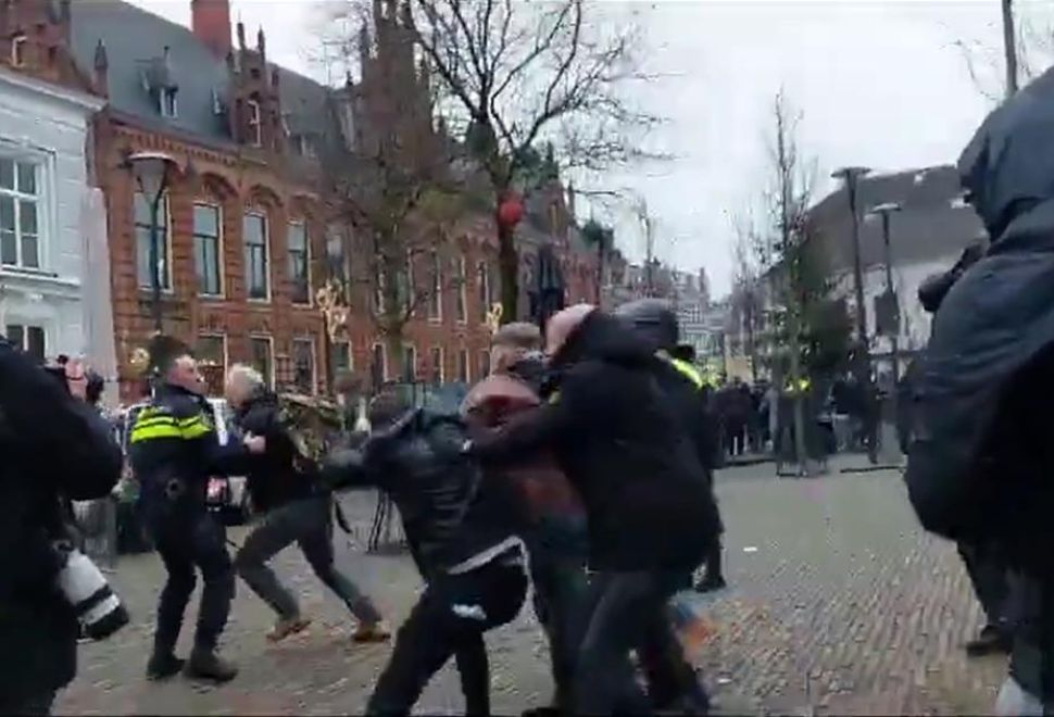 Hollanda'da Kur'an-ı Kerim'e Saldırı Eylemine Müdahale Eden Grup ile Polis Arasında Arbede