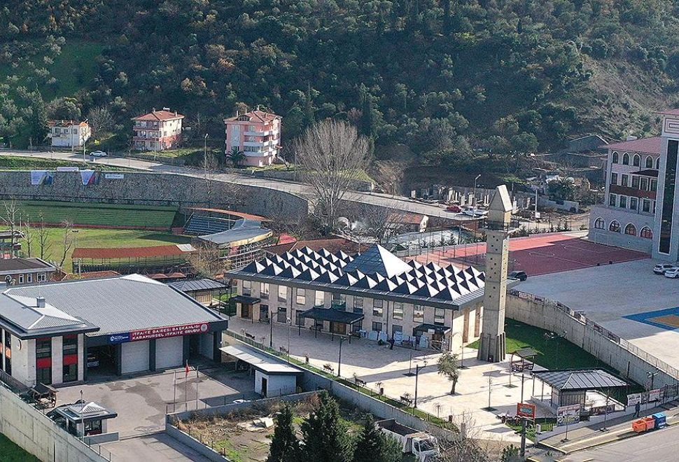 Karamürsel Akçakoca Camisi, Camdan Kubbe ve Kuş Yuvalı Minaresiyle Dikkati Çekiyor