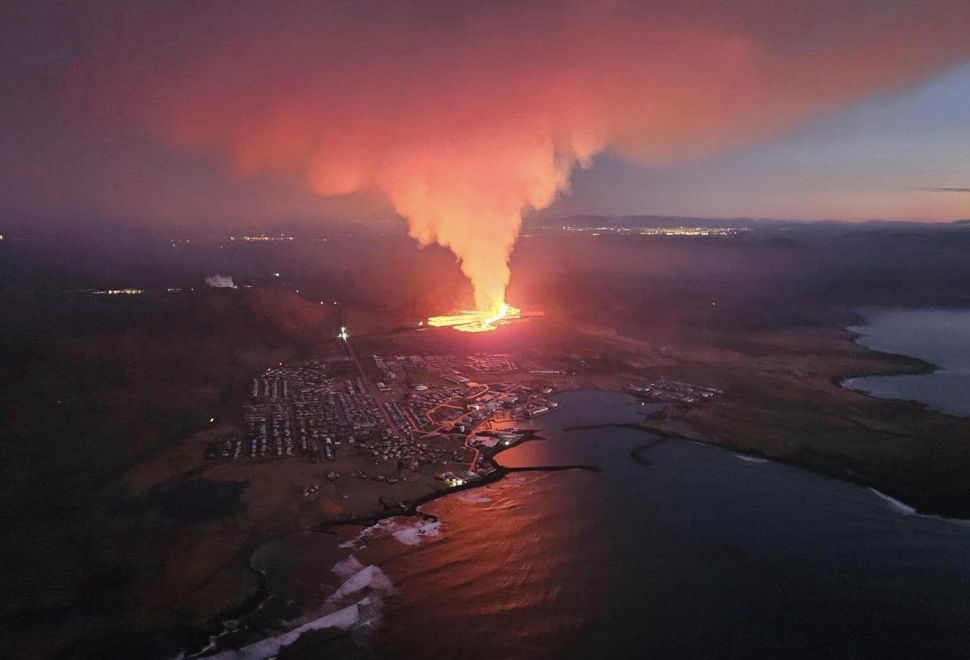 İzlanda'da Patlayan Yanardağın Lavları Yerleşim Yerlerine Ulaştı