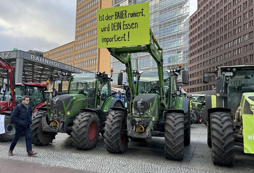 Almanya'da Çiftçiler Hükümeti Protesto Etti