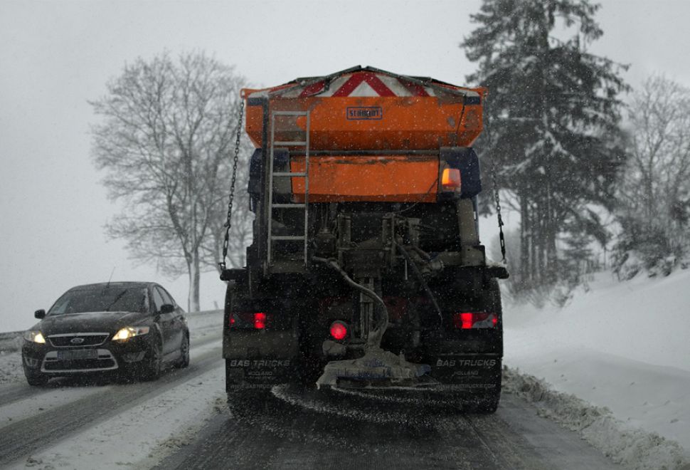 Almanya'da Kar Yağışı ve Buzlanma Nedeniyle Trafikte Büyük Aksamalar Yaşandı