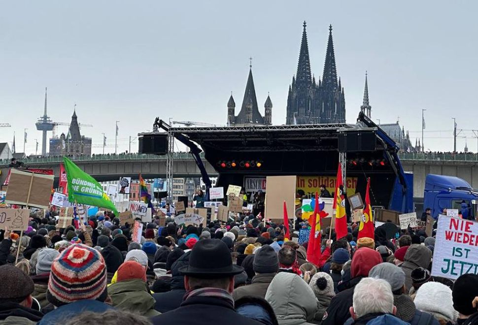 Köln'de 50 Bini Aşkın Kişi, Aşırı Sağa Karşı Gösteri Yaptı