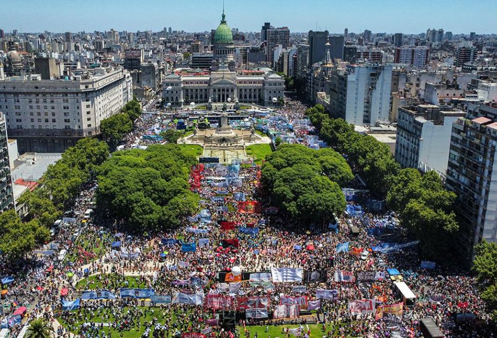 Arjantin'de Binlerce Kişi Genel Grev Kapsamında Hükümeti Protesto Etti