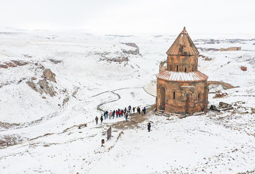 Ani Ören Yeri Ziyaretçilerini Karla Kaplı Güzelliğiyle Ağırlıyor