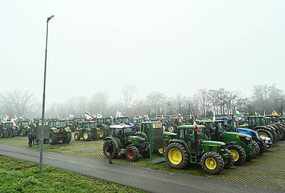 İtalya'da Çiftçiler, AB'nin Tarım Politikalarına Karşı Traktörleriyle Yollara Döküldü