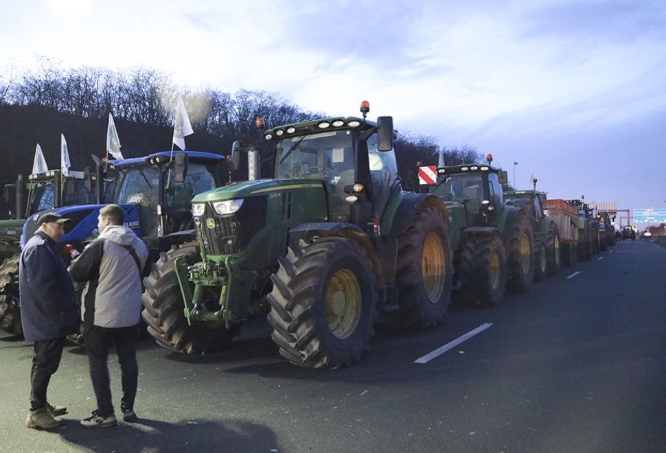 Fransa'da Binlerce Çiftçi Traktörleriyle Eylemlerini Sürdürüyor