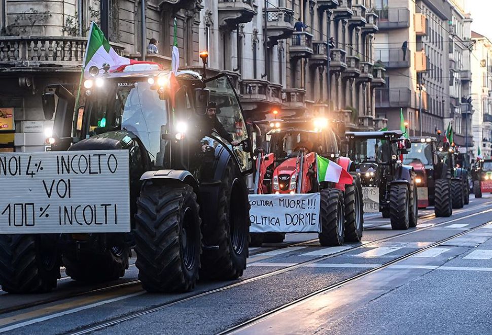 İtalya'da Çiftçiler Traktörleriyle Milano Kentine Gelerek Protesto Düzenledi