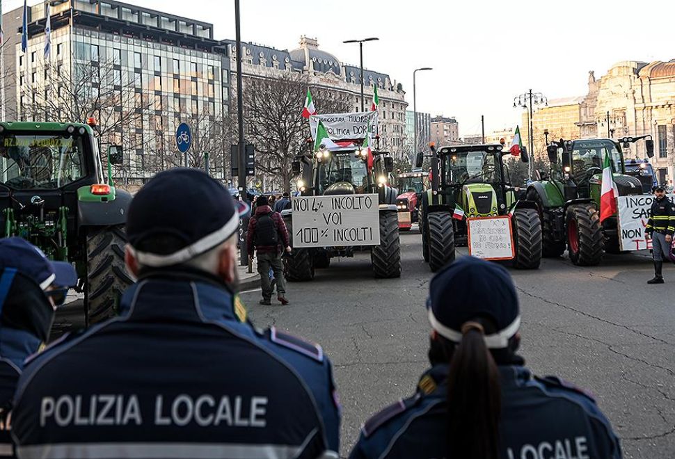 İtalya'da Çiftçiler, AB'nin Tarım Politikalarını Protesto Etmeyi Sürdürüyor