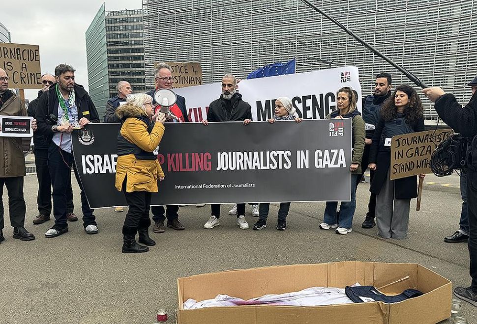 Brüksel'de Gazeteciler, Gazze'de Meslektaşlarının Öldürülmesini Protesto Etti