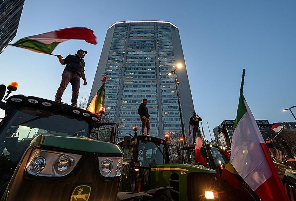İtalya'da Çiftçiler Protestolarını, Traktör Konvoyuyla Başkent Roma'ya Taşıyor