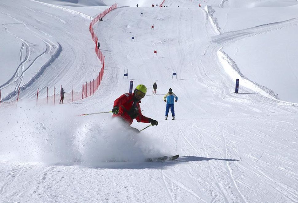 Hakkari'deki Kayak Merkezi Farklı İllerden Sporcularla Şenlendi