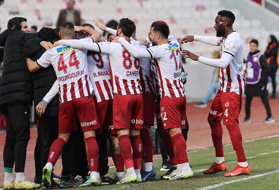 Sivasspor, Konuk Ettiği Çaykur Rizespor'u 1-0 Yendi