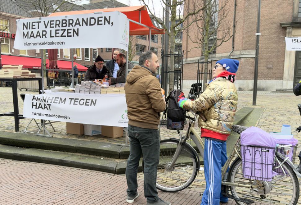 Hollanda'da İslamofobik Saldırılara Tepki Olarak Kur'an-ı Kerim Dağıtıldı