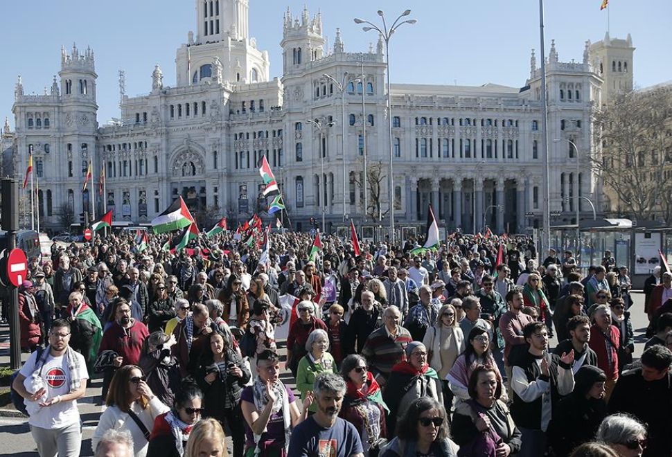 İspanya'da Binlerce Kişi 
