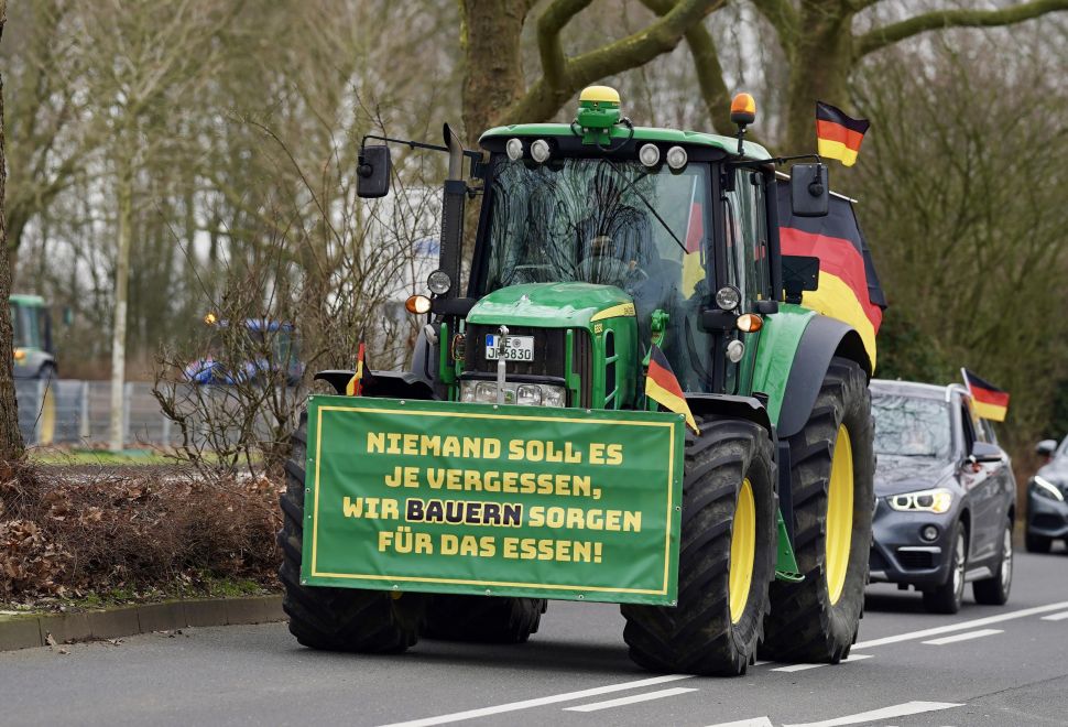 Düsseldorf’ta Çiftçiler Hükümeti Protesto Etti