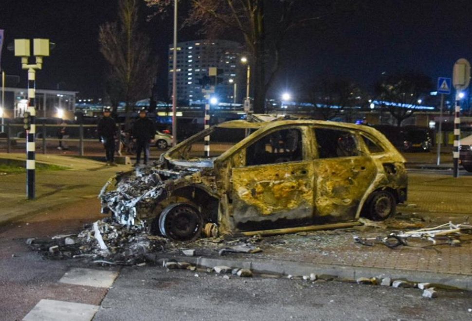 Hollanda'nın Lahey Kentinde Eritreli Grupların Şiddet Olaylarında Polis Araçları Ateşe Verildi