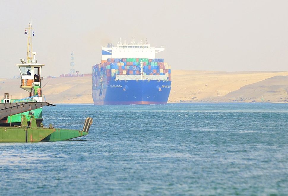 Mısır'ın Süveyş Kanalı Geliri Bölgesel Gerilim Nedeniyle Yüzde 40 ila 50 Azaldı