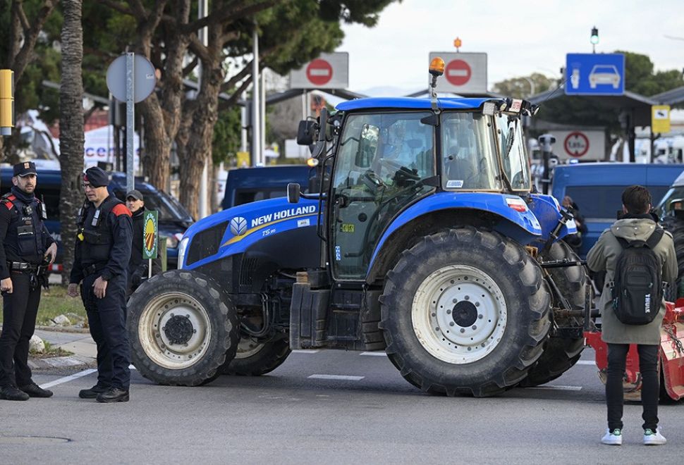 İspanyol Çiftçiler Traktörleriyle Yol Kapatma Eylemlerini Başkent Madrid'e Taşıdı