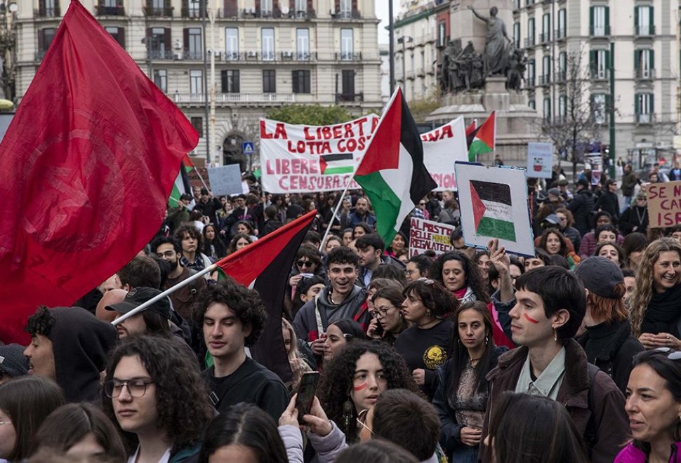 İtalya'da Kadınlar Günü Yürüyüşlerinde Filistin Bayrakları Açıldı