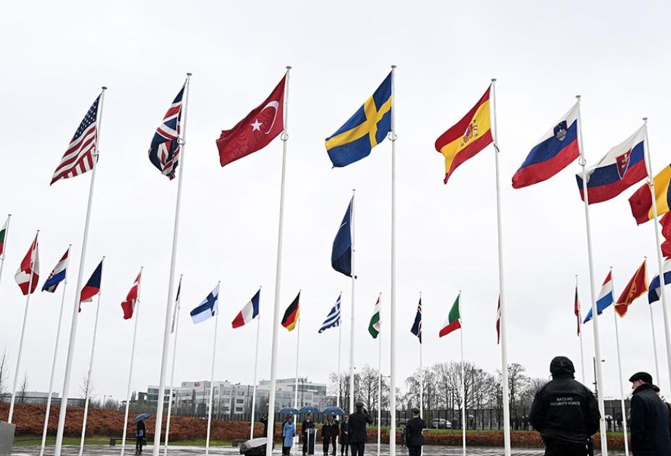 İsveç Bayrağı NATO Karargahında Göndere Çekildi