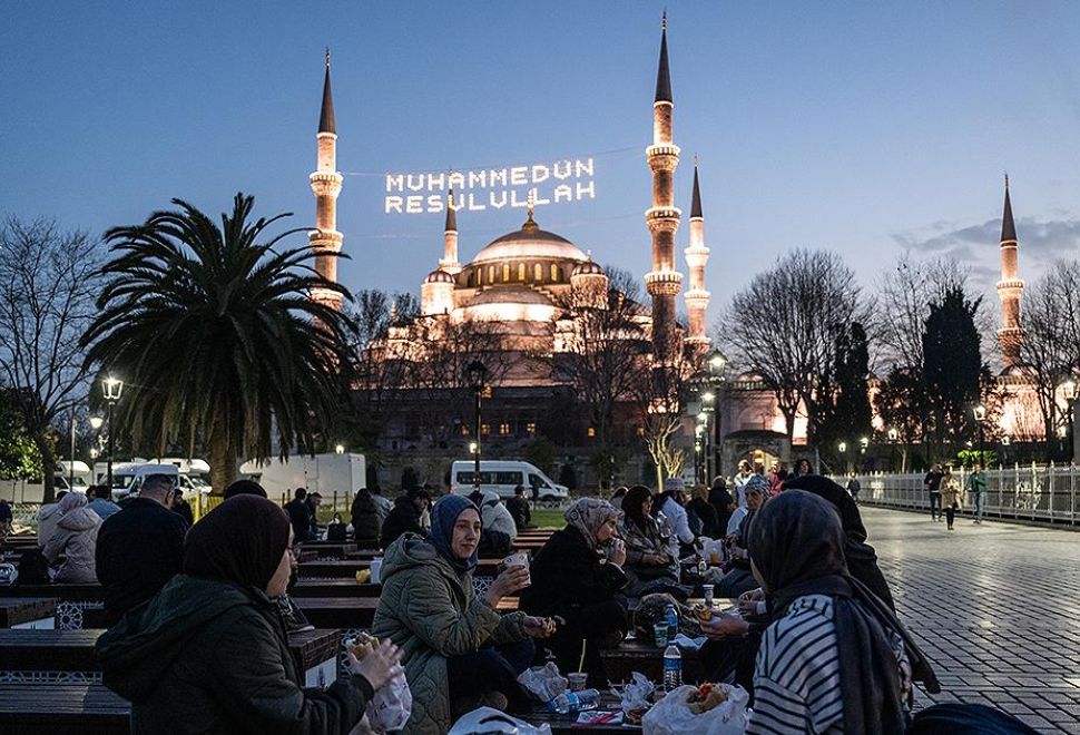 Sultanahmet Meydanı Ramazan’ın ilk İftarı İçin Gelenlerle Doldu